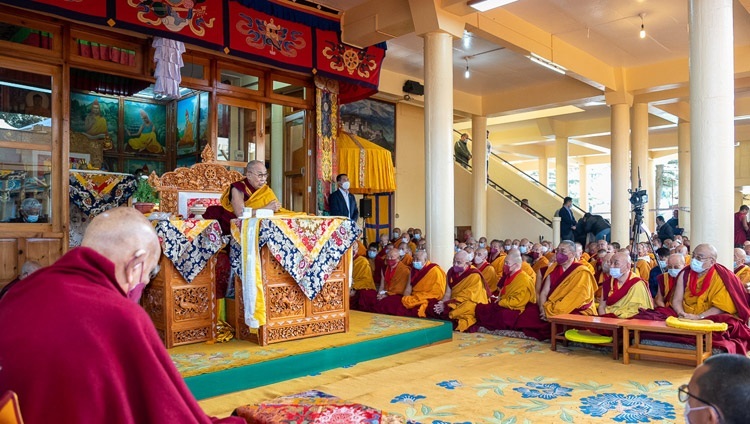 Его Святейшество Далай-лама обращается к слушателям, собравшимся на учение по джатакам. Дхарамсала, штат Химачал-Прадеш, Индия. 7 марта 2023 г. Фото: Тензин Чойджор (офис ЕСДЛ).