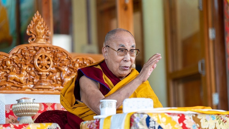 Его Святейшество Далай-лама дарует учение по джатакам в последний день Великого молитвенного фестиваля. Дхарамсала, штат Химачал-Прадеш, Индия. 7 марта 2023 г. Фото: Тензин Чойджор (офис ЕСДЛ).