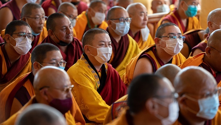 Некоторые из слушателей, собравшихся во дворе главного тибетского храма на учение Его Святейшества Далай-ламы по джатакам. Дхарамсала, штат Химачал-Прадеш, Индия. 7 марта 2023 г. Фото: Тензин Чойджор (офис ЕСДЛ).