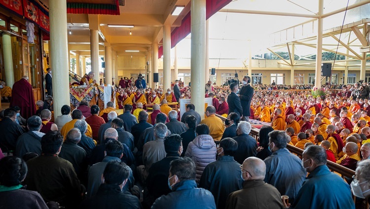 Во время учения Его Святейшества Далай-ламы по джатакам, на которое собралось более 12 000 человек. Дхарамсала, штат Химачал-Прадеш, Индия. 7 марта 2023 г. Фото: Тензин Чойджор (офис ЕСДЛ).