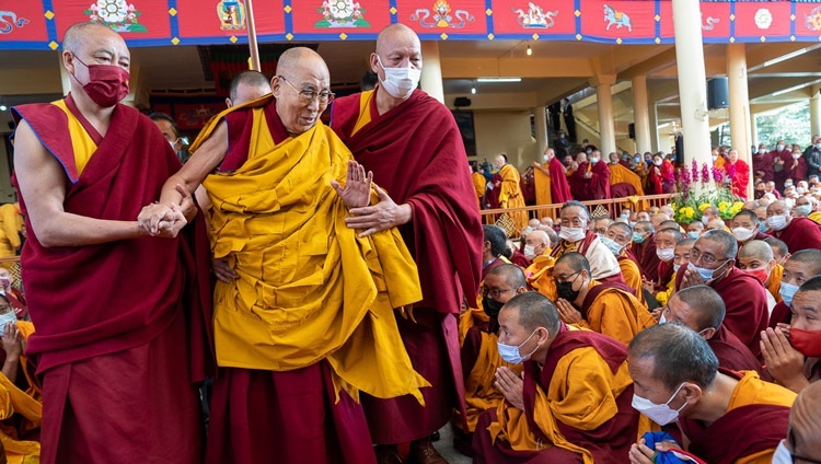 Покидая главный тибетский храм по завершении учения по джатакам, Его Святейшество Далай-лама приветствует слушателей. Дхарамсала, штат Химачал-Прадеш, Индия. 7 марта 2023 г. Фото: Тензин Чойджор (офис ЕСДЛ).