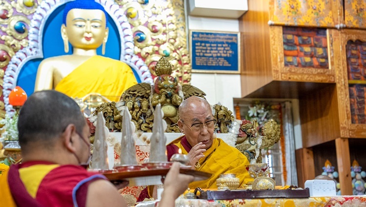 Его Святейшество Далай-лама подносит торма тем, кто может воспрепятствовать передаче посвящения Чакрасамвары. Дхарамсала, штат Химачал-Прадеш, Индия. 9 марта 2023 г. Фото: Тензин Чойджор (офис ЕСДЛ).
