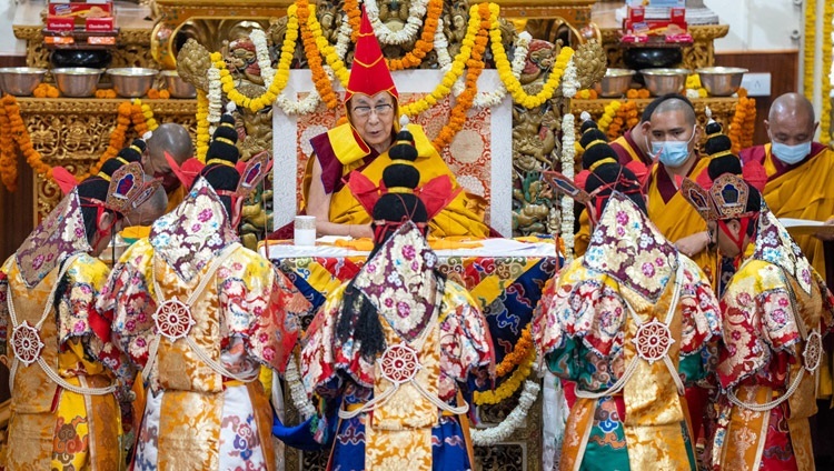 Монахи в ритуальных костюмах дакини принимают участие в молебне о долголетии Его Святейшества Далай-ламы. Дхарамсала, штат Химачал-Прадеш, Индия. 15 марта 2023 г. Фото: Тензин Чойджор (офис ЕСДЛ).