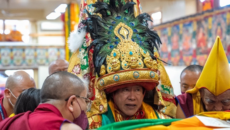 Во время молебна о долголетии Его Святейшества Далай-ламы оракул Нечунга обращается к духовному лидеру с просьбой жить как можно дольше. Дхарамсала, штат Химачал-Прадеш, Индия. 15 марта 2023 г. Фото: Тензин Чойджор (офис ЕСДЛ).