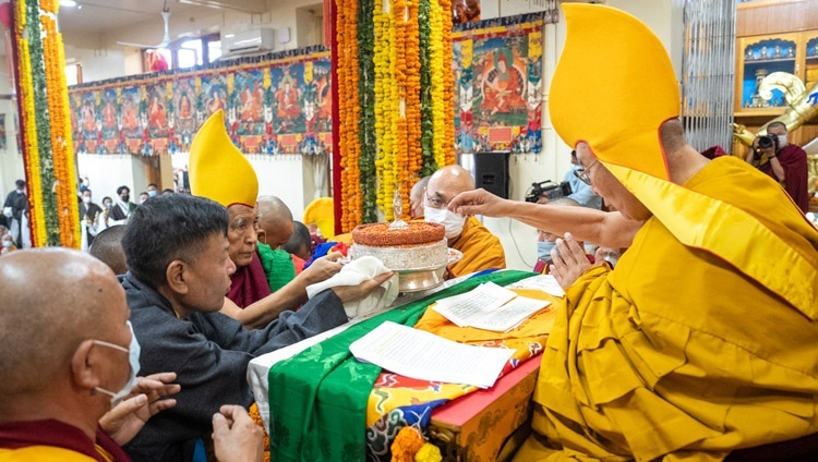 Ганден Три Ринпоче совершает традиционные подношения Его Святейшеству Далай-ламе. Дхарамсала, штат Химачал-Прадеш, Индия. 15 марта 2023 г. Фото: Тензин Чойджор (офис ЕСДЛ).