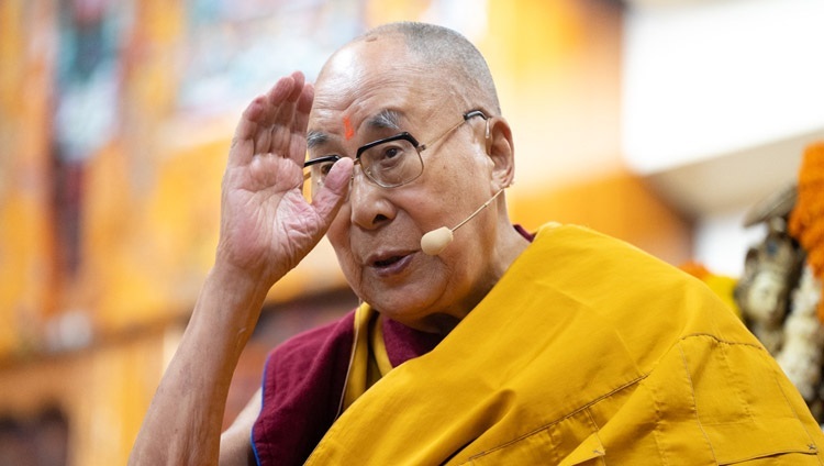 Его Святейшество Далай-лама выступает с обращением во время молебна о долголетии, организованного для него Центральной тибетской администрацией. Дхарамсала, штат Химачал-Прадеш, Индия. 15 марта 2023 г. Фото: Тензин Чойджор (офис ЕСДЛ).