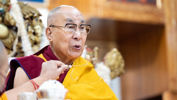 Его Святейшество Далай-лама обращается к собравшимся во время церемонии подношения молебна о долголетии. Дхарамсала, штат Химачал-Прадеш, Индия. 5 апреля 2023 г. Фото: Тензин Чойджор (офис ЕСДЛ).