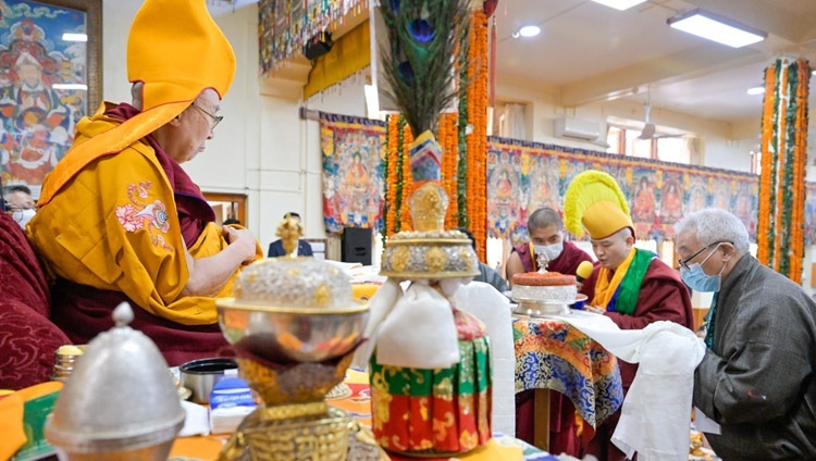 Кунделинг Ринпоче зачитывает текст с благодарностью Его Святейшеству Далай-ламе за доброту и просьбой как можно дольше пребывать в этом мире. Дхарамсала, штат Химачал-Прадеш, Индия. 5 апреля 2023 г. Фото: дост. Замлинг Норбу (офис ЕСДЛ).