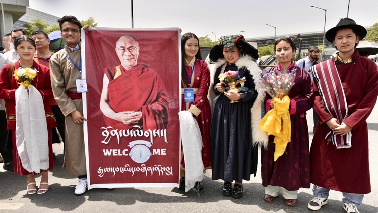 Некоторые из тысяч доброжелателей, ожидающих прибытия Его Святейшества Далай-ламы в аэропорт Нью-Дели, Индия. 19 апреля 2023 г. Фото: Тензин Джигме Тайде (ЦТА).