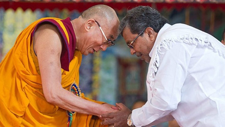 Его Святейшество Далай-лама и главный министр штата Карнатака Сиддарамая во время празднования 78-летия Его Святейшества в монастыре Сера Дже. Билакуппе, штат Карнатака, Индия. 6 июля 2013 г. Фото: Тензин Чойджор (офис ЕСДЛ).