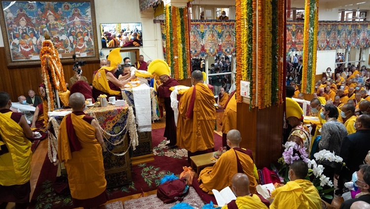 Члены Фонда Поддержания Махаянской Традиции (ФПМТ) совершают подношения Его Святейшеству Далай-ламе. Дхарамсала, штат Химачал-Прадеш, Индия. 24 мая 2023 г. Фото: Тензин Чойджор (офис ЕСДЛ).
