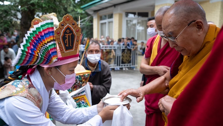 Тибетцы в национальных костюмах подносят Его Святейшеству Далай-ламе традиционное приветствие «чема чангпу». Дхарамсала, штат Химачал-Прадеш, Индия. 30 мая 2023 г. Фото: Тензин Чойджор (офис ЕСДЛ).