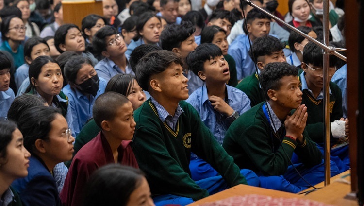 Юные тибетцы слушают учения Его Святейшества Далай-ламы. Дхарамсала, штат Химачал-Прадеш, Индия. 30 мая 2023 г. Фото: Тензин Чойджор (офис ЕСДЛ).