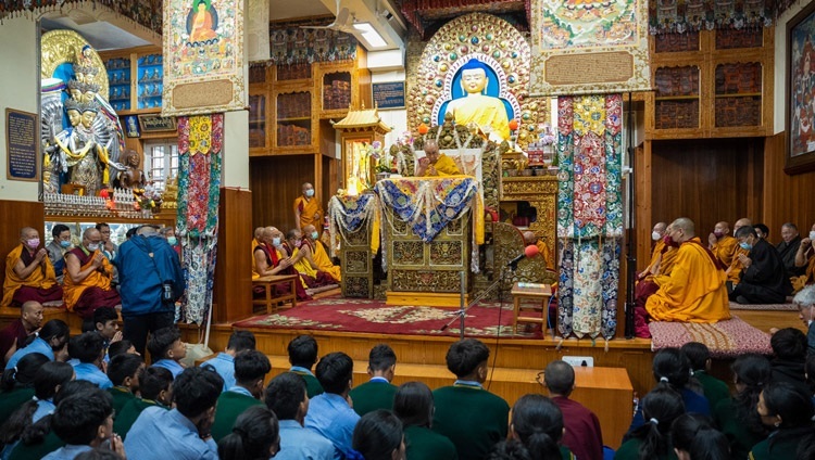 Его Святейшество Далай-лама дарует учения для тибетской молодежи. Дхарамсала, штат Химачал-Прадеш, Индия. 30 мая 2023 г. Фото: Тензин Чойджор (офис ЕСДЛ).