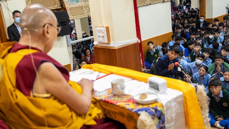 Во время первого дня учений для тибетской молодежи юный тибетец задает вопрос Его Святейшеству Далай-ламе. Дхарамсала, штат Химачал-Прадеш, Индия. 30 мая 2023 г. Фото: Тензин Чойджор (офис ЕСДЛ).