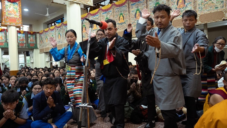 В начале второго дня учений Его Святейшества Далай-ламы для тибетской молодежи миряне из буддийского класса Дхарамсалы проводят философский диспут. Дхарамсала, штат Химачал-Прадеш, Индия. 31 мая 2023 г. Фото: Тензин Чойджор (офис ЕСДЛ).