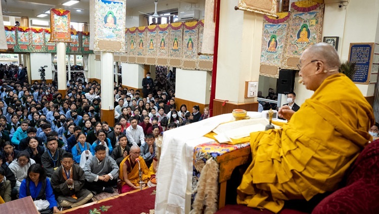 Его Святейшество Далай-лама дарует учения для тибетской молодежи. Дхарамсала, штат Химачал-Прадеш, Индия. 31 мая 2023 г. Фото: Тензин Чойджор (офис ЕСДЛ).