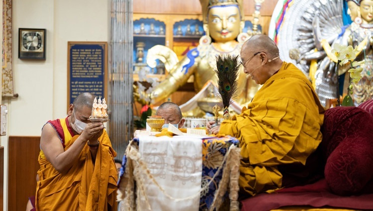 Монах монастыря Намгьял помогает Его Святейшеству Далай-ламе проводить ритуалы во время дарования разрешения на практику Манджушри. Дхарамсала, штат Химачал-Прадеш, Индия. 31 мая 2023 г. Фото: Тензин Чойджор (офис ЕСДЛ).