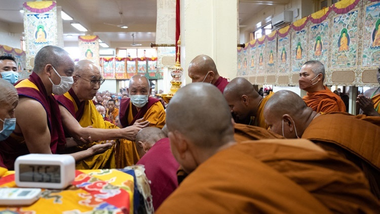 По прибытии в главный тибетский храм Его Святейшество Далай-лама приветствует монахов традиции тхеравада. Дхарамсала, штат Химачал-Прадеш, Индия. 4 июня 2023 г. Фото: Тензин Чойджор (офис ЕСДЛ).