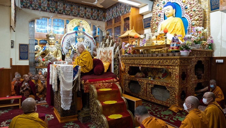 Его Святейшество Далай-лама дарует учения по случаю Дня рождения, пробуждения и ухода в махапаринирвану Будды Шакьямуни. Дхарамсала, штат Химачал-Прадеш, Индия. 4 июня 2023 г. Фото: Тензин Чойджор (офис ЕСДЛ).