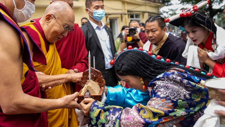Его Святейшеству Далай-ламе, прибывшему во двор главного тибетского храма на празднование своего 88-летия, подносят традиционное приветствие чема чангпу. Дхарамсала, штат Химачал-Прадеш, Индия. 6 июля 2023 г. Фото: Тензин Чойджор (офис ЕСДЛ).