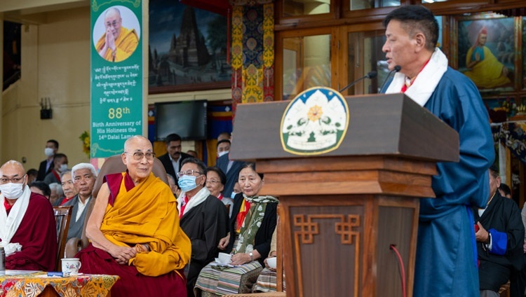 Сикьонг Пенпа Церинг выступает с обращением во время празднования 88-летия Его Святейшества Далай-ламы. Дхарамсала, штат Химачал-Прадеш, Индия. 6 июля 2023 г. Фото: Тензин Чойджор (офис ЕСДЛ).
