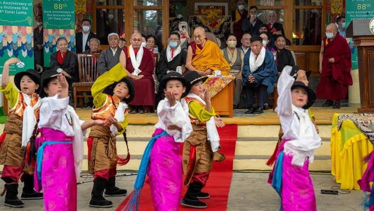 Учащиеся дневной школы Тибетской детской деревни в Маклеод Гандже выступают во время празднования 88-летия Его Святейшества Далай-ламы. Дхарамсала, штат Химачал-Прадеш, Индия. 6 июля 2023 г. Фото: Тензин Чойджор (офис ЕСДЛ).