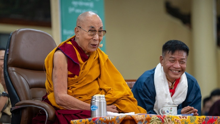 Его Святейшество Далай-лама обращается к собравшимся во время празднования своего 88-летия. Дхарамсала, штат Химачал-Прадеш, Индия. 6 июля 2023 г. Фото: Тензин Чойджор (офис ЕСДЛ).