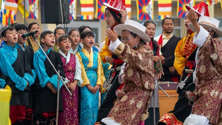 Учащиеся образцовой школы «Мевон Цуглаг Петон» выступают во время празднования 88-летия Святейшества Далай-ламы. Дхарамсала, штат Химачал-Прадеш, Индия. 6 июля 2023 г. Фото: Тензин Чойджор (офис ЕСДЛ).