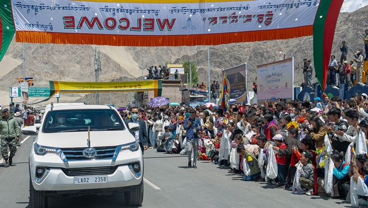 Местные жители стоят вдоль дороги, приветствуя Его Святейшество Далай-ламу, который направляется из аэропорта в свою резиденцию в Шевацель. Ле, Ладак, Индия. 11 июля 2023 г. Фото: Тензин Чойджор (офис ЕСДЛ).