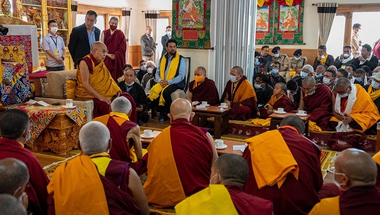 Его Святейшество Далай-лама обращается к высокопоставленным лицам и почетным гостям, прибывшим в его резиденцию в Шевацель, чтобы поприветствовать его. Ле, Ладак, Индия. 11 июля 2023 г. Фото: Тензин Чойджор (офис ЕСДЛ).