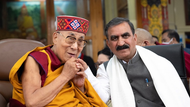 Его Святейшество Далай-лама и главный министр штата Химачал-Прадеш Сукхвиндер Сингх Сукху на праздновании 88-летия духовного лидера. Дхарамсала, штат Химачал-Прадеш, Индия. 6 июля 2023 г. Фото: Тензин Чойджор (офис ЕСДЛ).