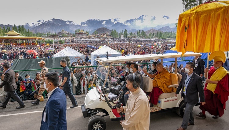 Подъезжая к площадке Шевацель, Его Святейшество Далай-лама машет рукой собравшимся. Ле, Ладак, Индия. 21 июля 2023 г. Фото: Тензин Чойджор (офис ЕСДЛ).