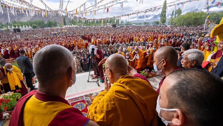 По прибытии на площадку Шевацель Его Святейшество Далай-лама приветствует 45000 слушателей, собравшихся на учения. Ле, Ладак, Индия. 21 июля 2023 г. Фото: Тензин Чойджор (офис ЕСДЛ).