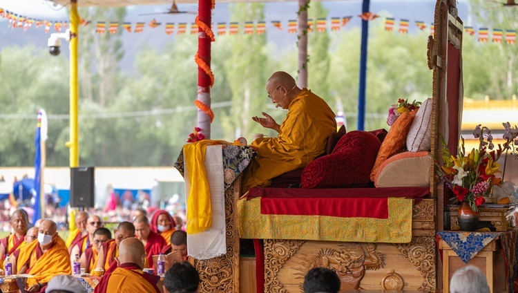 Его Святейшество Далай-лама обращается к собравшимся во время первого дня учений на площадке Шевацель. Ле, Ладак, Индия. 21 июля 2023 г. Фото: Тензин Чойджор (офис ЕСДЛ).
