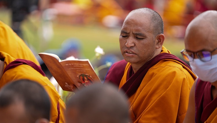 Монах следит за текстом во время учений Его Святейшества Далай-ламы по сочинению «Тридцать семь практик бодхисаттвы». Ле, Ладак, Индия. 21 июля 2023 г. Фото: Тензин Чойджор (офис ЕСДЛ).