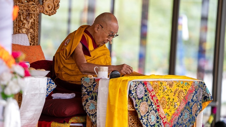 Его Святейшество Далай-лама дает комментарий к сочинению Гьялсэ Тогме Сангпо «Тридцать семь практик бодхисаттвы». Ле, Ладак, Индия. 21 июля 2023 г. Фото: Тензин Чойджор (офис ЕСДЛ).