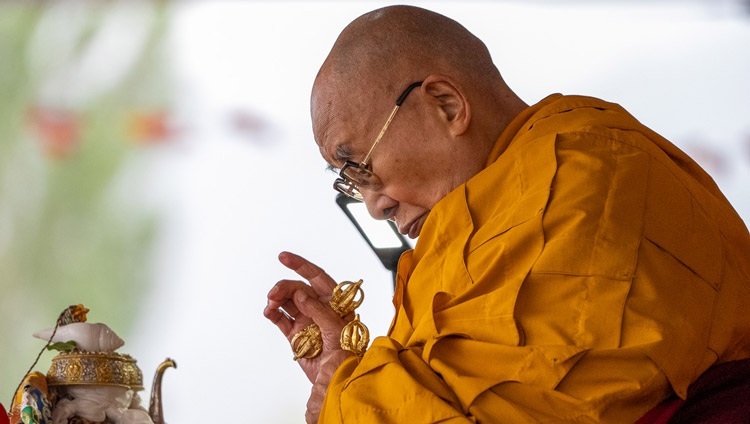 Его Святейшество Далай-лама проводит подготовительные ритуалы для посвящения Авалокитешвары на площадке Шевацель, где собралось около 65000 человек. Ле, Ладак, Индия. 23 июля 2023 г. Фото: Тензин Чойджор (офис ЕСДЛ).