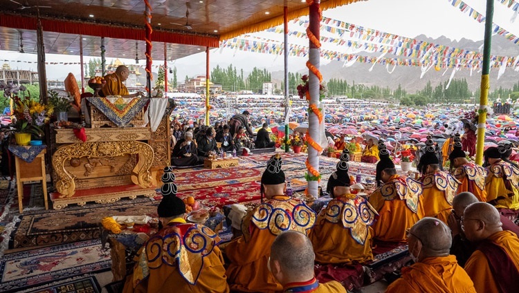 Во время второго дня учений на площадке Шевацель Его Святейшество Далай-лама дарует посвящение Авалокитешвары. Ле, Ладак, Индия. 23 июля 2023 г. Фото: Тензин Чойджор (офис ЕСДЛ).