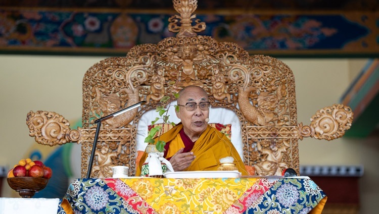 Его Святейшество Далай-лама дарует посвящение Авалокитешвары на площадке Шевацель, где собралось около 65000 человек. Ле, Ладак, Индия. 23 июля 2023 г. Фото: Тензин Чойджор (офис ЕСДЛ).