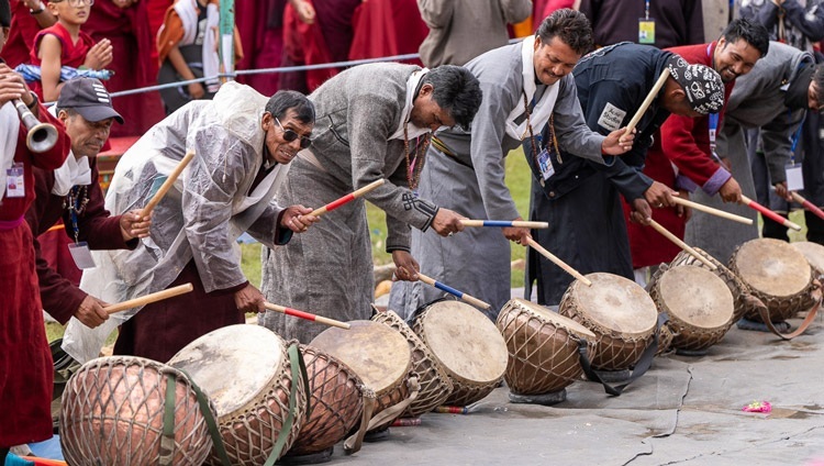 Группа ладакских барабанщиков провожает своим выступлением Его Святейшество Далай-ламу, который возвращается в свою резиденцию по окончании второго дня учений на площадке Шевацель. Ле, Ладак, Индия. 23 июля 2023 г. Фото: Тензин Чойджор (офис ЕСДЛ).