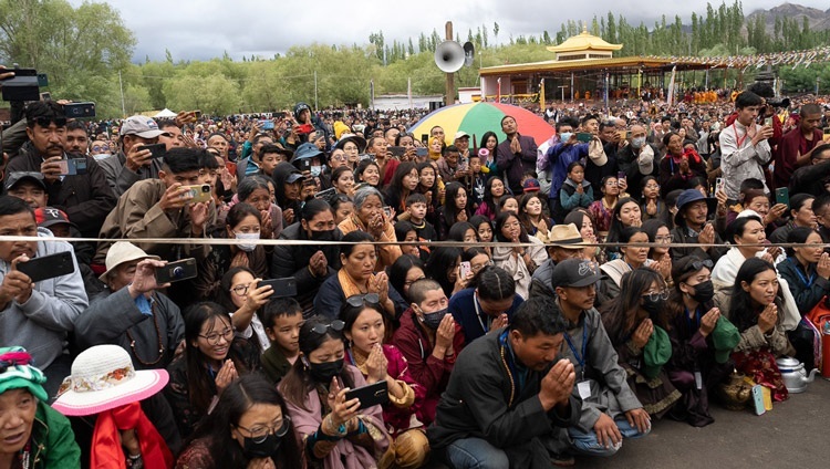 Верующие ждут прибытия Его Святейшества Далай-ламы на площадку Шевацель. Ле, Ладак, Индия. 23 июля 2023 г. Фото: Тензин Чойджор (офис ЕСДЛ).