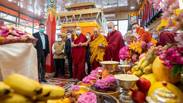 Его Святейшество Далай-лама прибывает на площадку Шевацель, чтобы принять участие в молебне о долголетии, который поднесут ему Ассоциация буддистов Ладака и Ассоциация ладакских монастырей. Ле, Ладак, Индия. 24 июля 2023 г. Фото: Тензин Чойджор (офис ЕСДЛ).