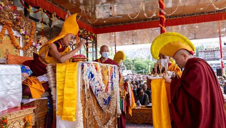 Тацак Кунделинг Ринпоче совершает обширное подношение мандалы во время молебна о долголетии Его Святейшества Далай-ламы. Ле, Ладак, Индия. 24 июля 2023 г. Фото: Тензин Чойджор (офис ЕСДЛ).