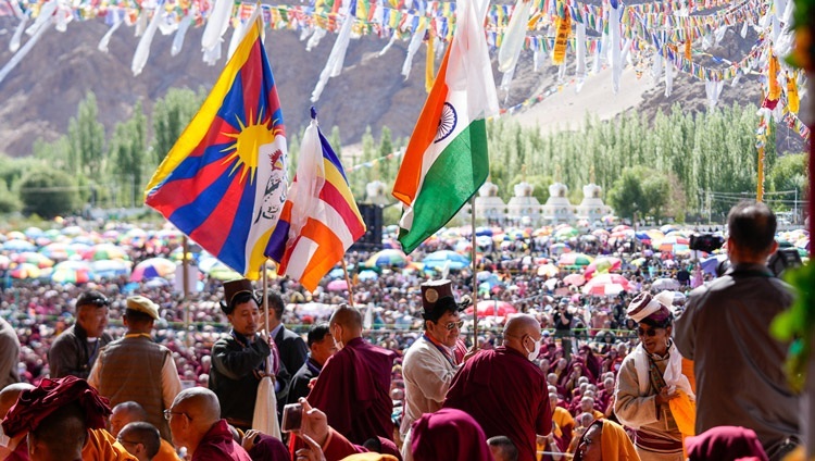 Участники молебна о долголетии Его Святейшества Далай-ламы несут индийский, тибетский и буддийский флаги. Ле, Ладак, Индия. 24 июля 2023 г. Фото: дост. Замлинг Норбу (офис ЕСДЛ).