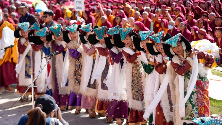 Ладакские женщины в национальных костюмах поют и танцуют во время молебна о долголетии Его Святейшества Далай-ламы. Ле, Ладак, Индия. 24 июля 2023 г. Фото: дост. Замлинг Норбу (офис ЕСДЛ).