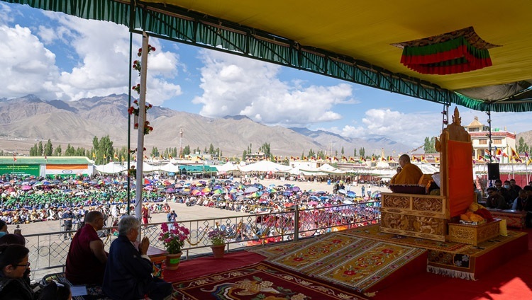 Его Святейшество Далай-лама дарует наставления более чем 5000 тибетцев, собравшихся на площадке школы Тибетской детской деревни Чогламсара. Ле, Ладак, Индия. 26 июля 2023 г. Фото: Тензин Чойджор (офис ЕСДЛ).