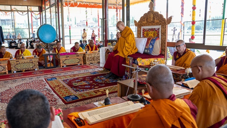 Его Святейшество Далай-лама участвует в ритуале Калачакры на площадке Шевацель. Ле, Ладак, Индия. 31 июля 2023 г. Фото: Тензин Чойджор (офис ЕСДЛ).
