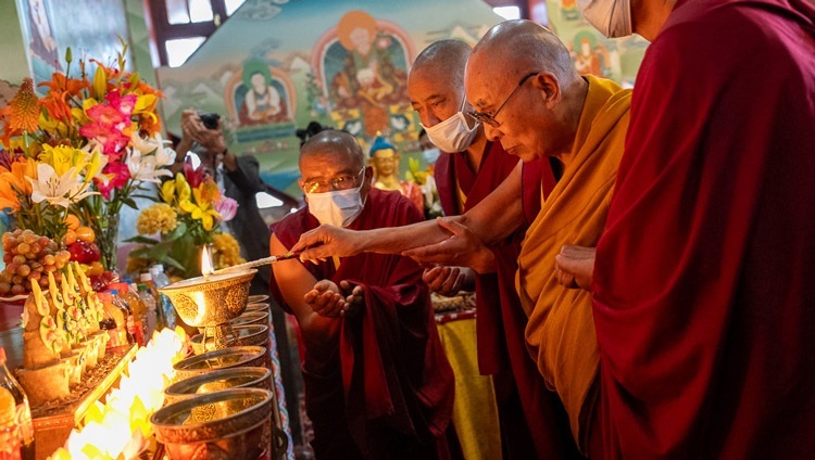 Его Святейшество Далай-лама зажигает масляную лампаду в храме, на котором установлена статуя Будды. Ле, Ладак, Индия. 31 июля 2023 г. Фото: Тензин Чойджор (офис ЕСДЛ).