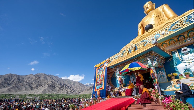 Во время паломничества к статуе Будды, установленной в деревне Сток, Его Святейшество Далай-лама обращается к собравшимся. Ле, Ладак, Индия. 31 июля 2023 г. Фото: Тензин Чойджор (офис ЕСДЛ).